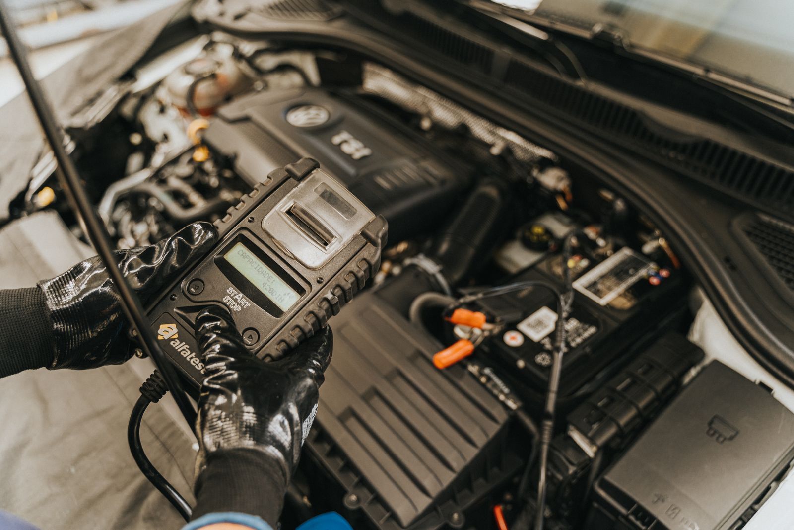 Arıza kodu ve motor verisi kontrol eden diagnostik teknisyeni