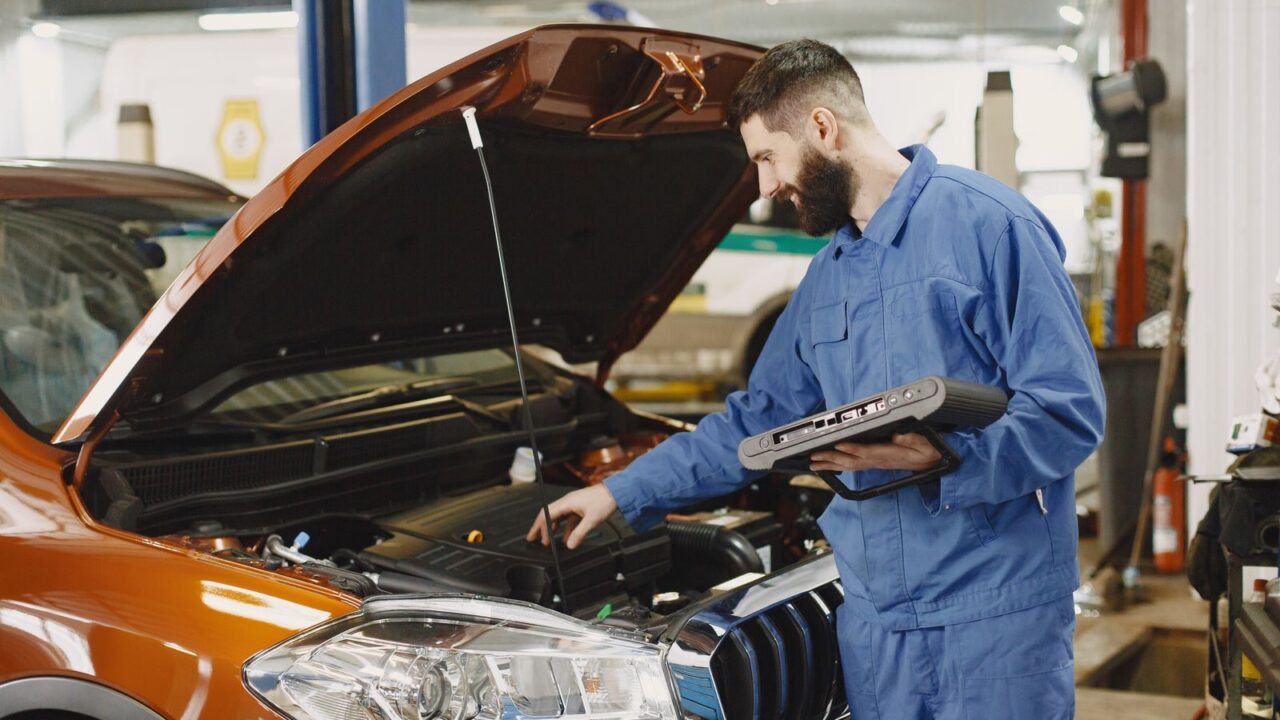 Motor sisteminde arıza taraması yapan teknisyen