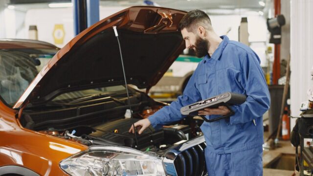 Motor arıza lambası yanıyor ama araç normal gidiyor: ne yapmalı?