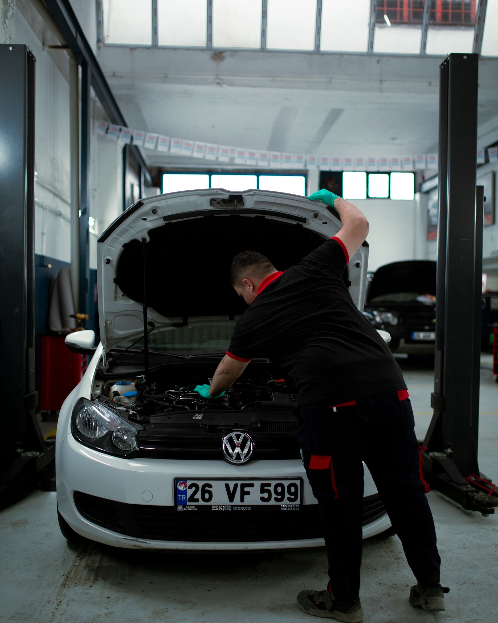 Soğutma suyu haznesini ve motor çevresini inceleyen mekanik