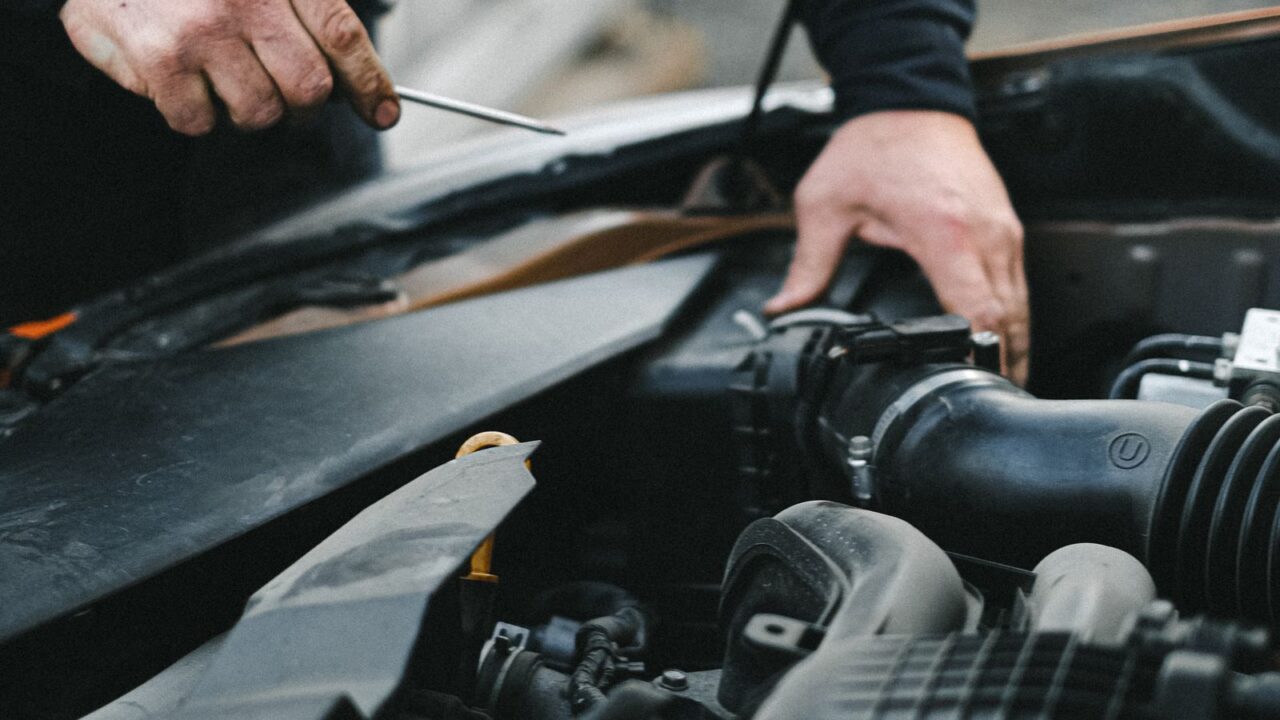 Motor ve elektrik sistemi üzerinde çalışan teknisyen