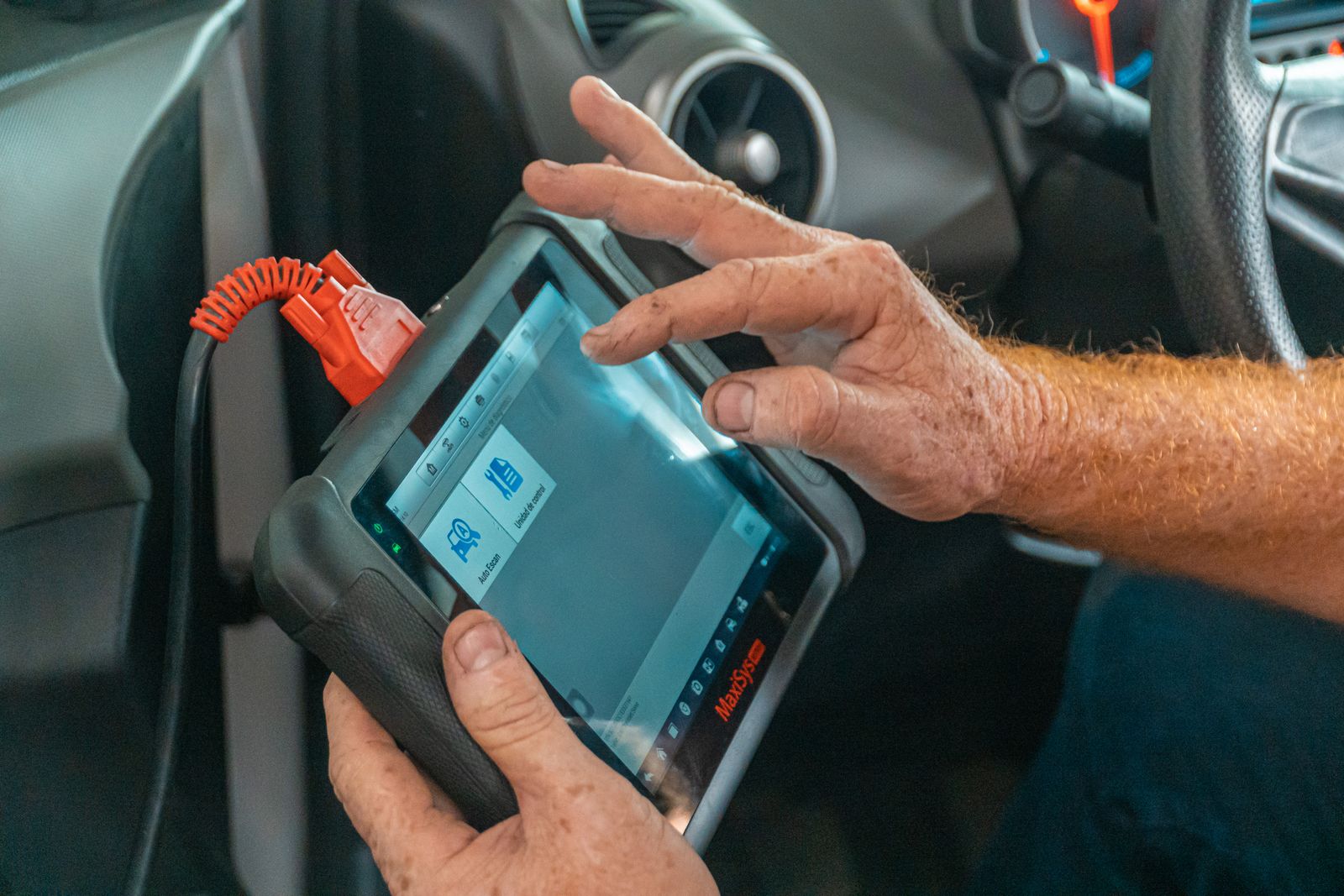 OBD cihazıyla motor verilerini inceleyen teknisyen