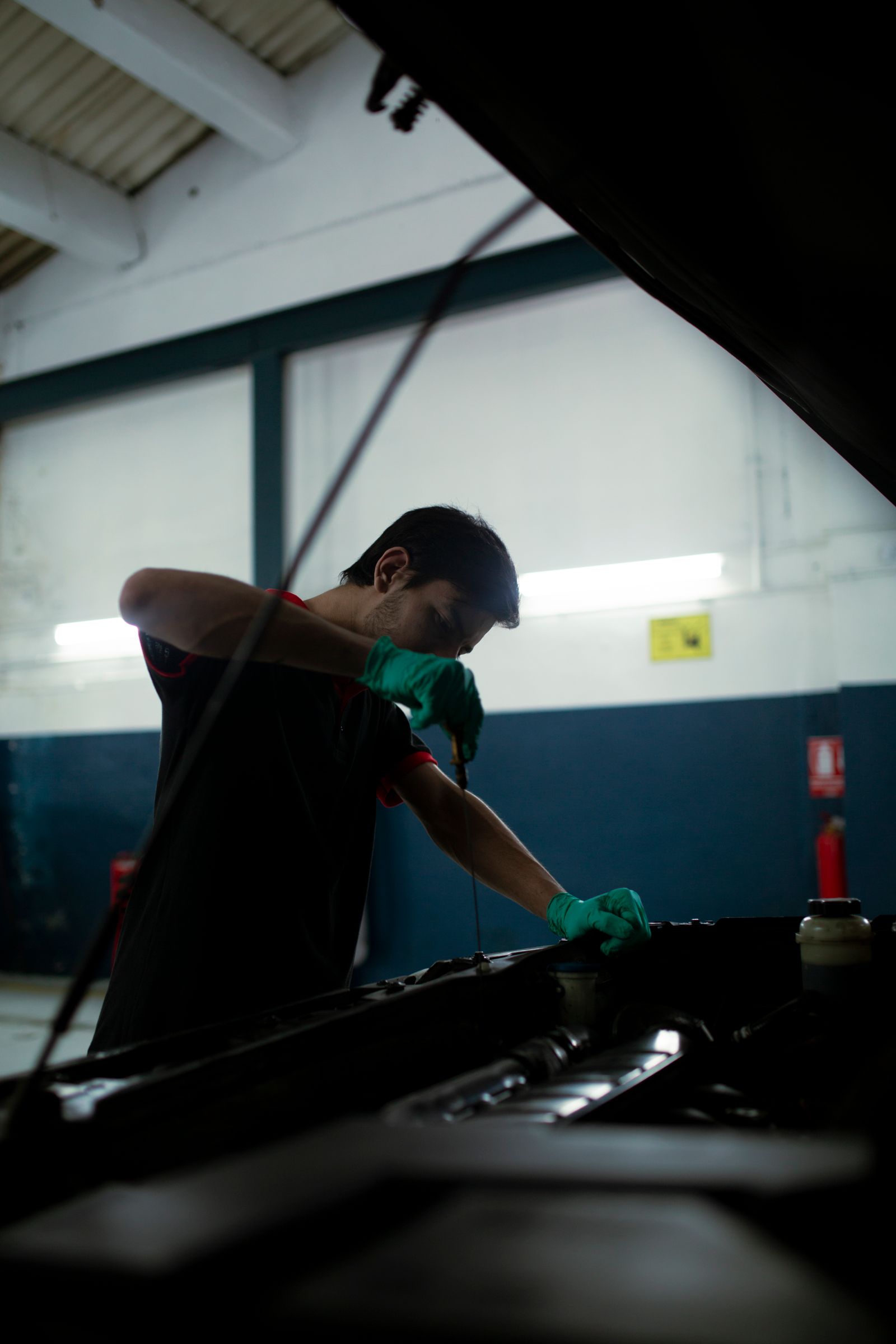 Motor kapağı çevresinde bakım kontrolü yapan teknisyen