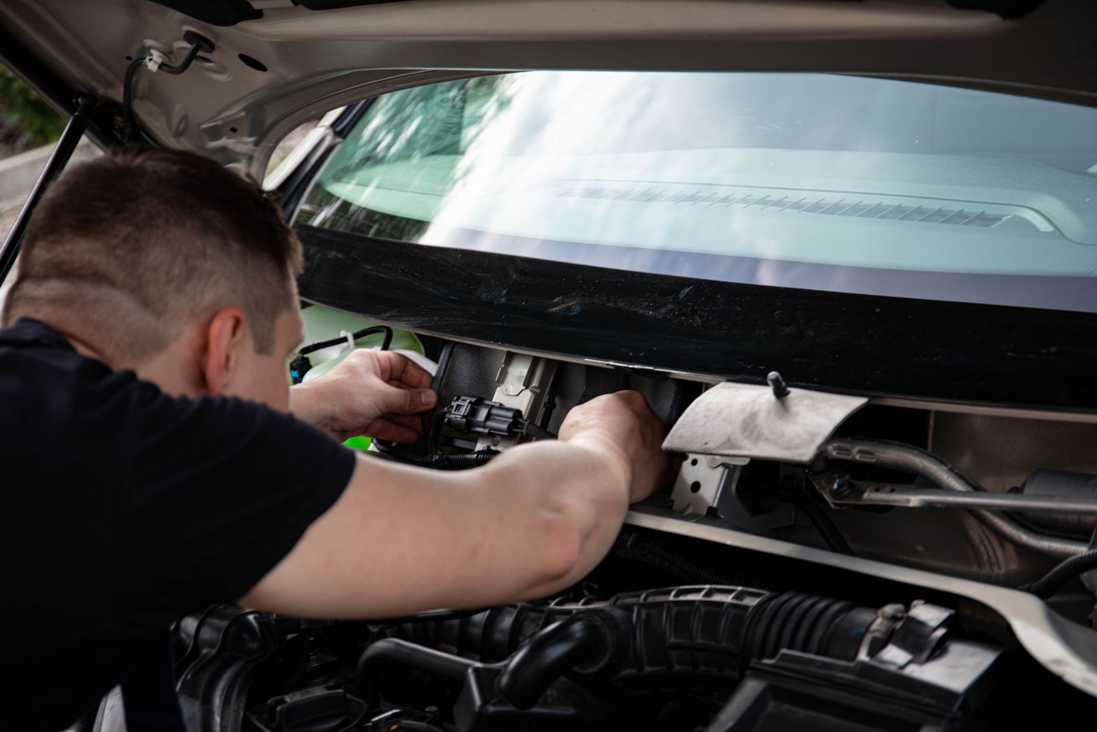 Motor bölmesini kontrol eden servis teknisyeni